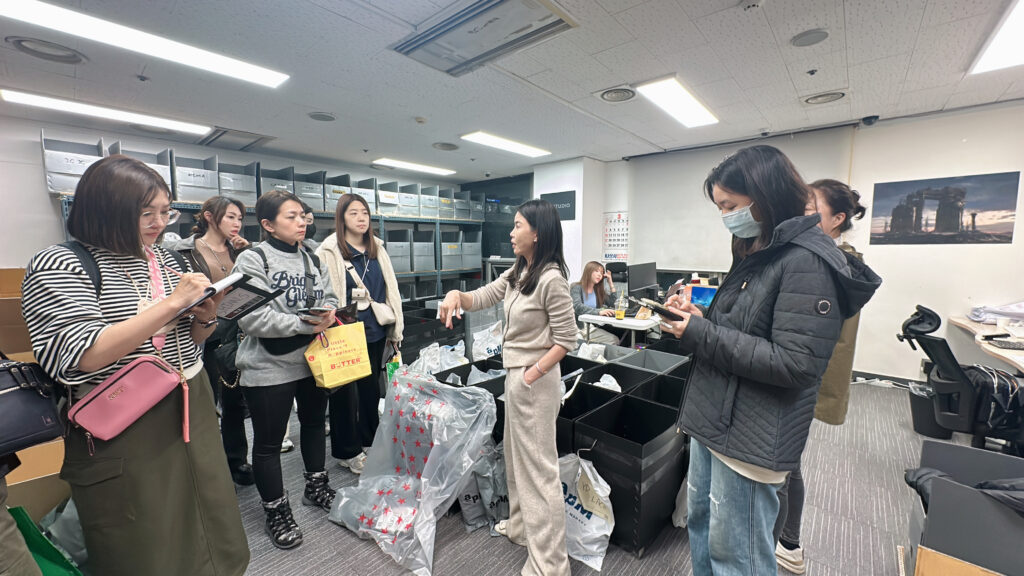 Chloe老師於YD韓國物流現場教學集貨與國際運送流程